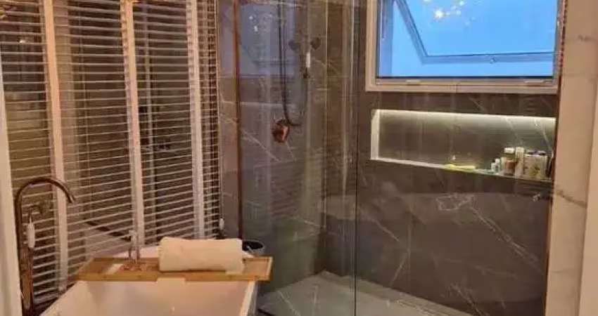 Casa com 5 suítes e 6 vagas de garagem em condomínio no centro de camboriú