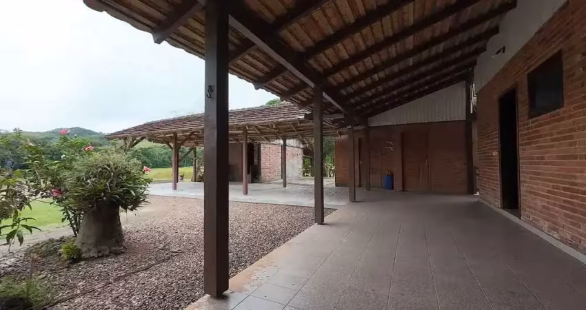 Sítio com 24.017,00m² com casa construída com  4 quartos 3 vagas em ascurra