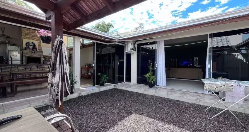 Casa com 3 dormitórios sendo 1 suíte e 2 vagas de garagem no bairro cohapar em guaratuba/pr
