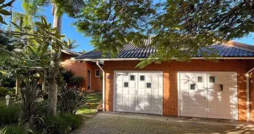 Casa alto padrão pé na areia com 3 suítes e 2 vagas de garagem no centro de balneário piçarras