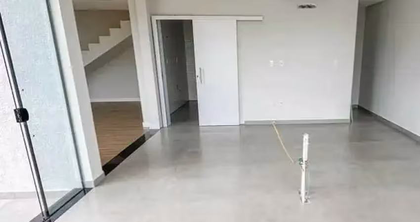 Casa de alto padrão com piscina, 4 suítes e 2 vagas de garagem em balneário piçarras - sc