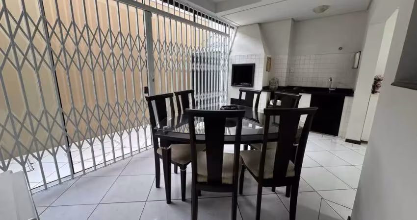 Sobrado mobiliado com 3 dormitórios sendo 1 suíte e 2 vagas de garagem no bairro ressacada em itajaí