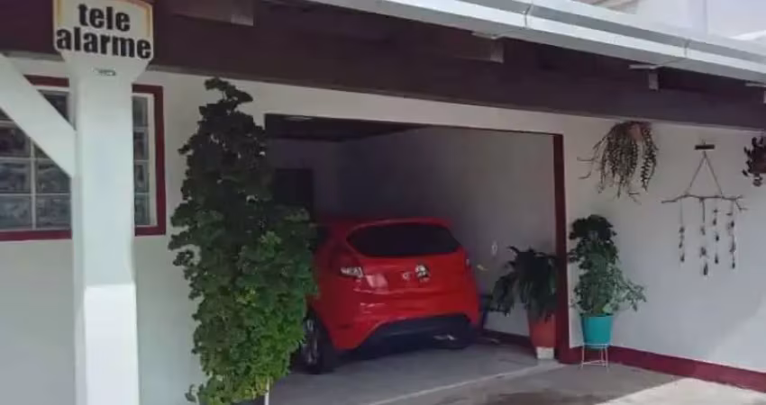 Casa semi-mobiliada com 2 dormitórios sendo 1 suíte aprox. 400m da praia de armação - penha/sc.
