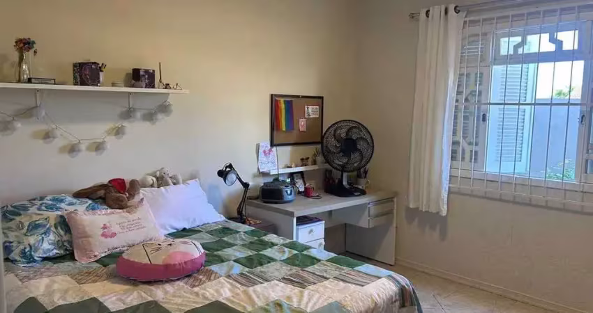 Casa com 4 dormitórios sendo 2 suítes e 2 vagas aprox. 100m da praia grande em penha/sc.