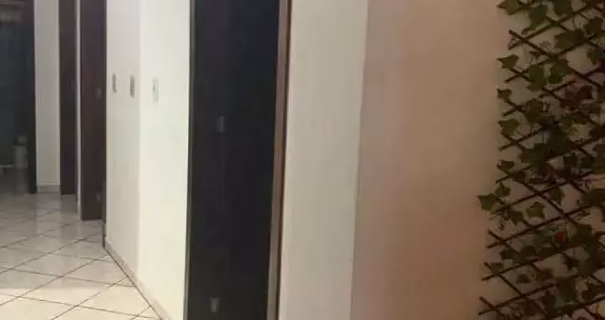 Casa com 3 dormitórios sendo 1 suíte e 1 vaga de garagem aprox. 800m da praia no centro de penha/sc.