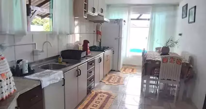 Casa com piscina, 3 dormitórios sendo 1 suíte e 4 vagas aprox. 1 km da praia de armação em penha/sc