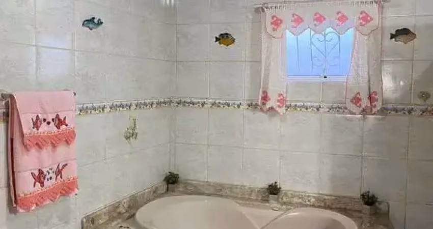 Casa com 3 dormitórios e 5 vagas de garagem próximo do beto carrero em penha/sc.