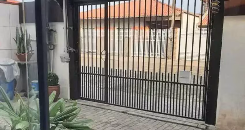 Casa com 3 suítes, área de festas com piscina e 5 vagas aprox. 352m da praia de armação em penha/sc.
