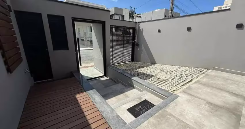 Sobrado com piscina aquecida, 2 dormitórios sendo 1 suíte e 2 vagas no dom bosco em itajaí
