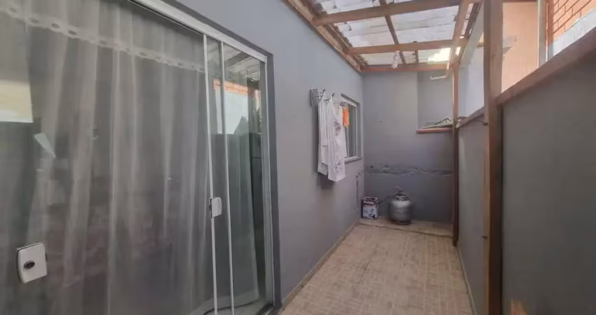 Sobrado geminado com 3 dormitórios sendo 1 suíte e 1 vaga apenas a 780 metros da praia de itajubá