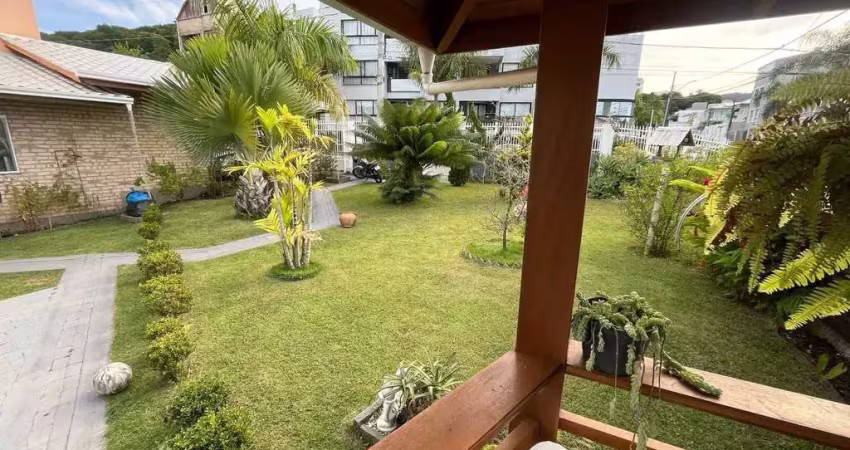 3 sobrados com 2 suítes e 1 vaga de garagem cada na praia dos amores na brava em itajaí