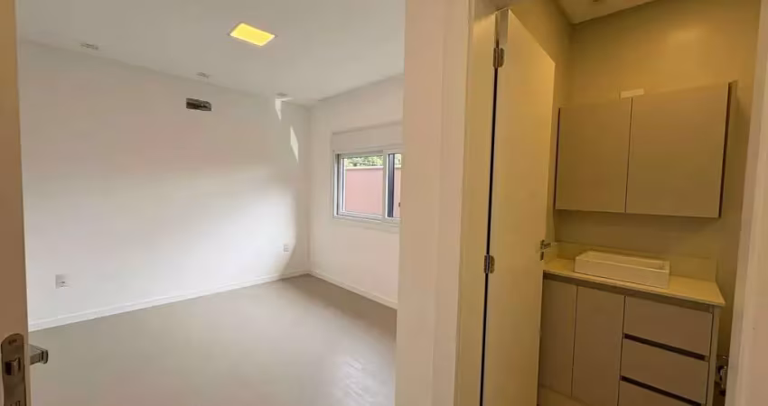 Casa semi-mobiliada no condomínio caledônia com 3 suítes e 4 vagas de garagem em camboriú