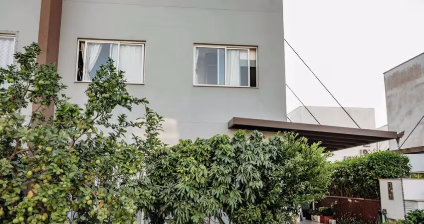 Casa em condomínio com 3 dormitórios sendo 1 suíte e duas vagas na garagem.