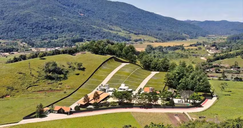 Terreno com 620m² em condomínio rural com estrutura para cavalos em camboriú