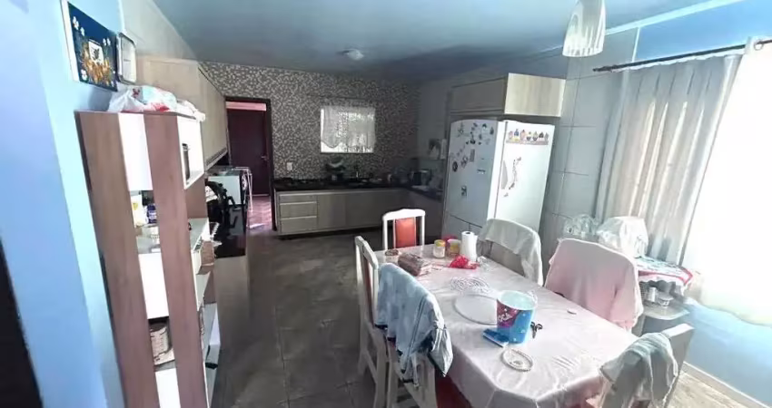 Casa a venda com 3 dormitórios e 3 garagens, com 1 kitnet de 25m² no centro de penha/sc.