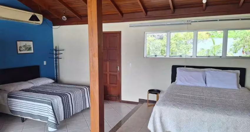 Casa mobiliada com 4 dormitórios sendo 2 suítes e 3 vagas de garagem em florianópolis