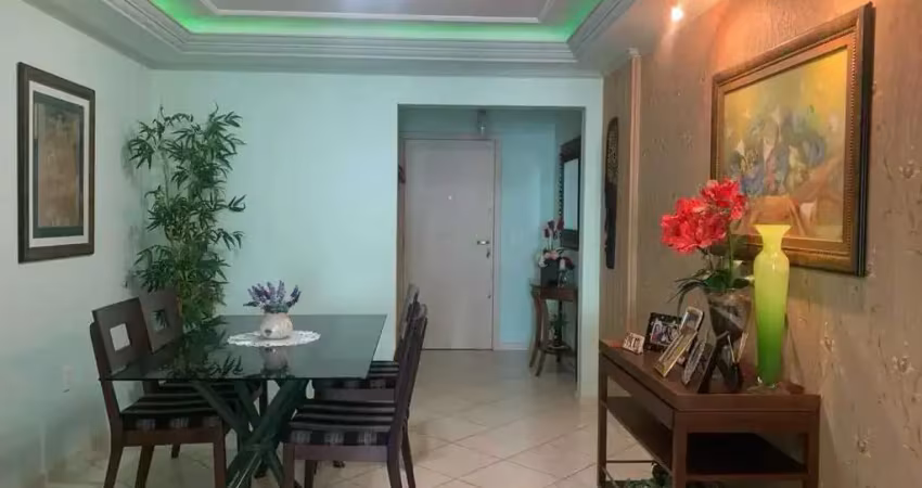 Apartamento quadra mar 1 suíte mais 2 dormitórios e 2 vagas na garagem.