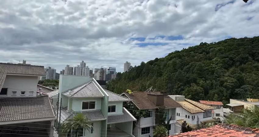 Casa com 02 lotes à venda no condomínio ariribá – balneário camboriú / sc