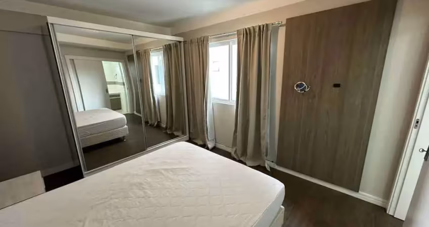Apartamento semi-mobiliado com 1 suíte,  2 demi e 2 vagas de garagem na praia brava em itajaí