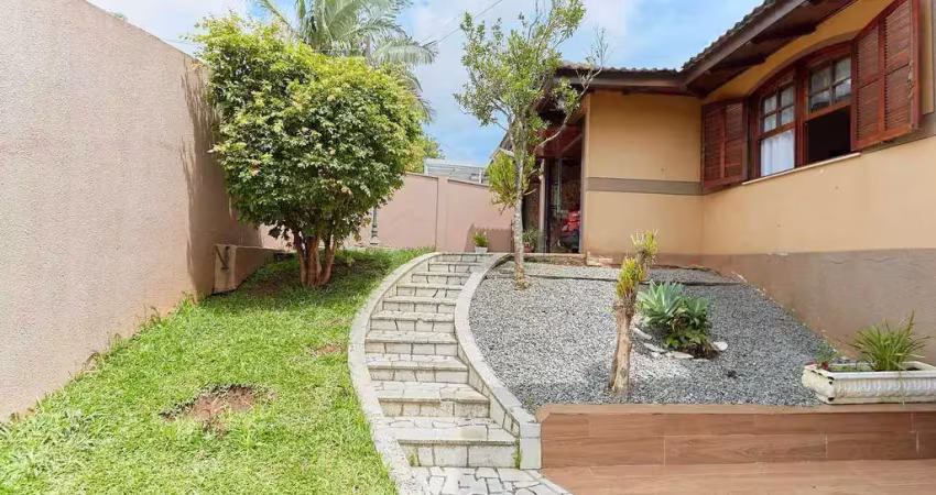 Residência com 4 dormitórios sendo 1 suíte, 4 vagas de garagem e galpão comercial.