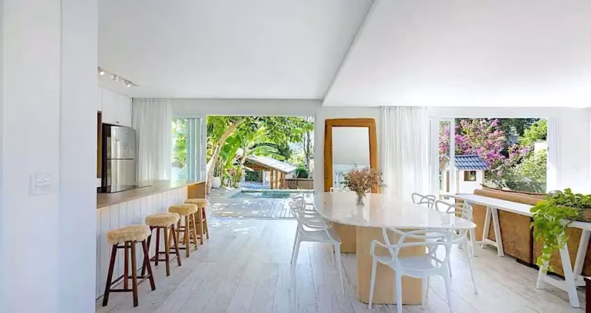 Casa com 3 dormitórios sendo 2 suítes com jardim e piscina praia de taquaras, balneário camboriú sc