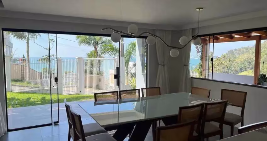 Casa de alto padrão com 3 suítes e 4 vagas na garagem em penha