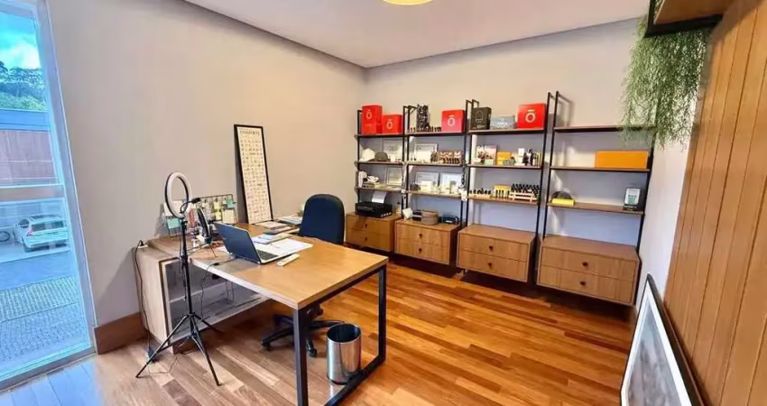 Casa mobiliada com 3 suítes e 4 vagas na garagem com uma ampla piscina na parte externa em itajaí