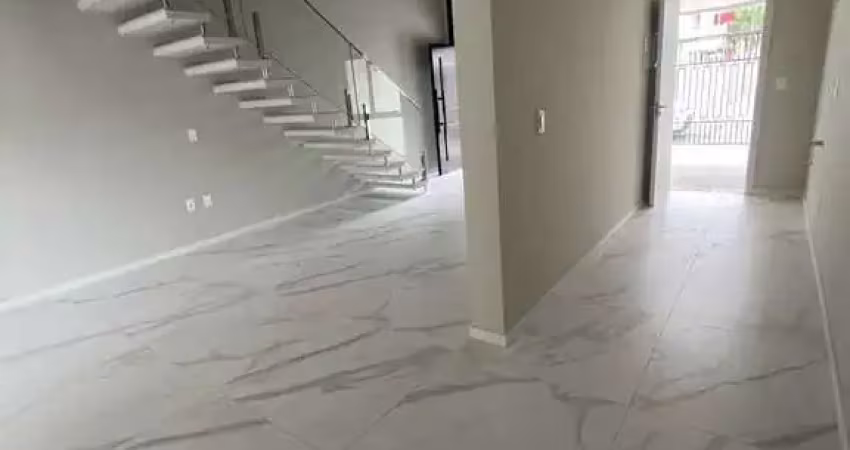 Belíssimo sobrado alto padrão de acabamento com 3 suítes e 2 vagas no centro de itajaí