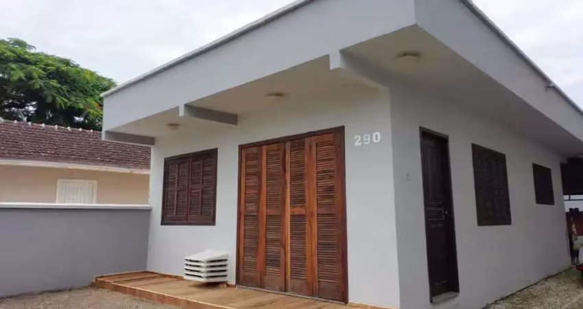 Casa com 2 dormitórios e 3 vagas de garagem no centro de porto belo