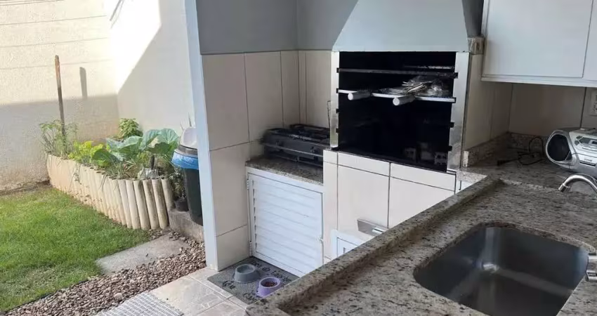Sobrado mobiliado com 3 dormitórios sendo 1 suíte e 2 vagas de garagem em balneário piçarras