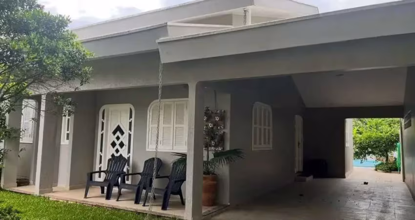 Casa com 4 dormitórios sendo 2 suítes e 2 vagas aprox. 100m da praia grande em penha/sc.