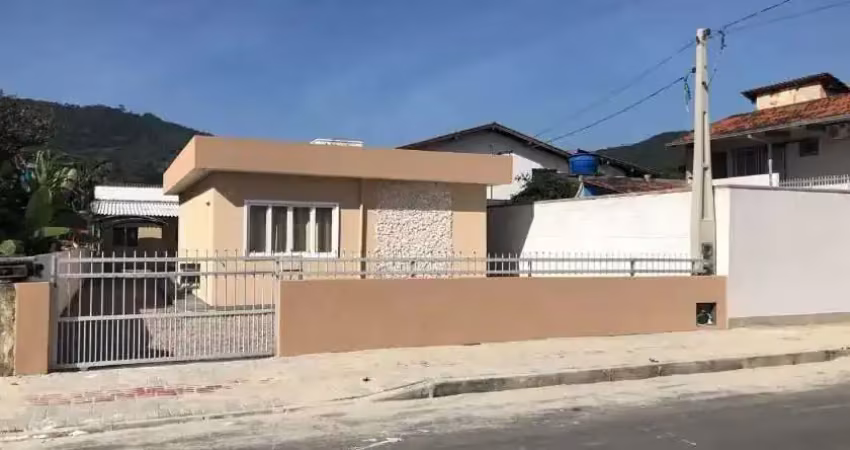 Terreno com 363m² e 2 casas a 450m do mar no centro de porto belo