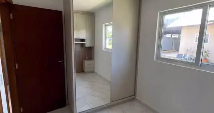 Casa na praia mobiliada em condomínio com 2 dormitórios sendo 1 suíte e 1 vaga em barra velha - sc