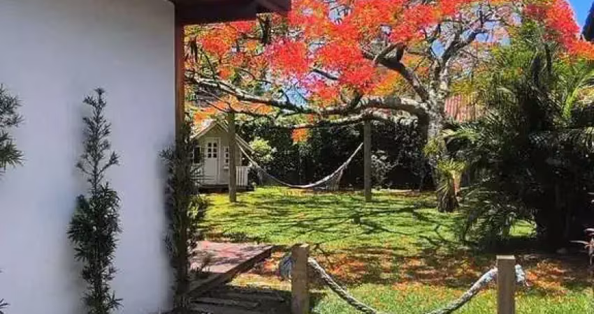 Casa mobiliada com 4 dormitórios sendo 01 suíte e 4 vagas em penha sc