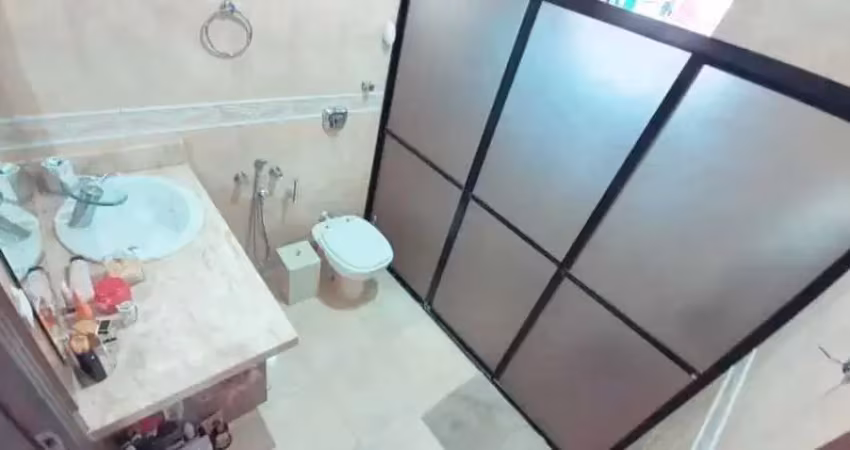 Casa com 4 dormitórios sendo 1 suíte e 3 vagas de garagem no centro de itajaí