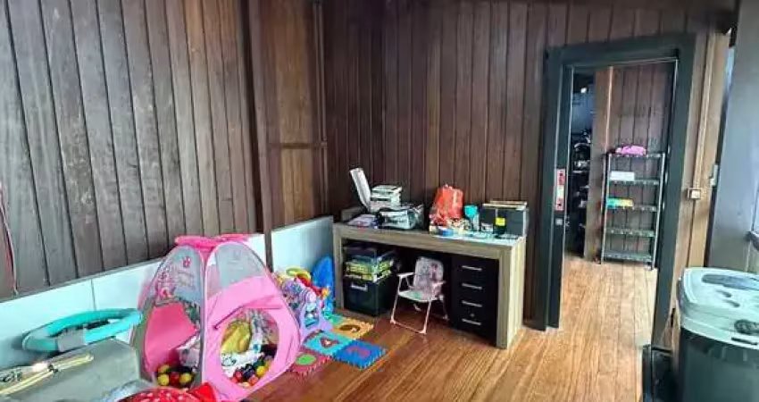 Casa com 3 dormitórios sendo 1 suíte e 2 vagas de garagem em itapema/sc