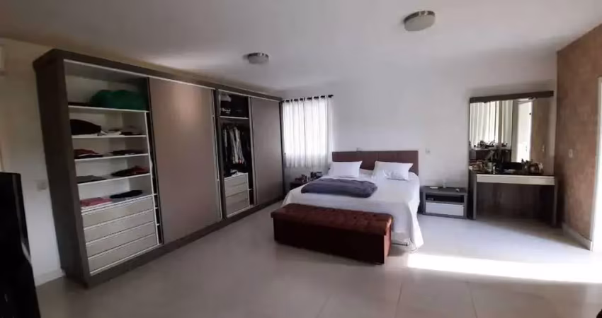 Casa de alto padrão mobiliada com 3 dormitórios sendo 1 suíte e 5 vagas de garagem em penha