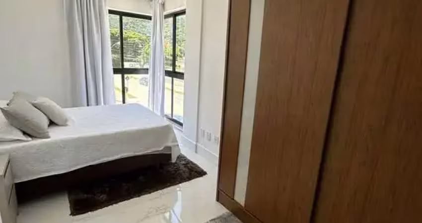 Apartamento mobiliado com 2 dormitórios sendo 1 suíte e 2  vagas de garagem – bombinhas/sc