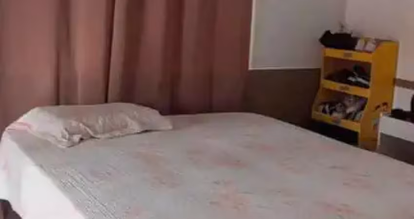 Sobrado amplo com 2 dormitórios e 2 vagas  de garagem, com espaço lateral no centro de camboriú.