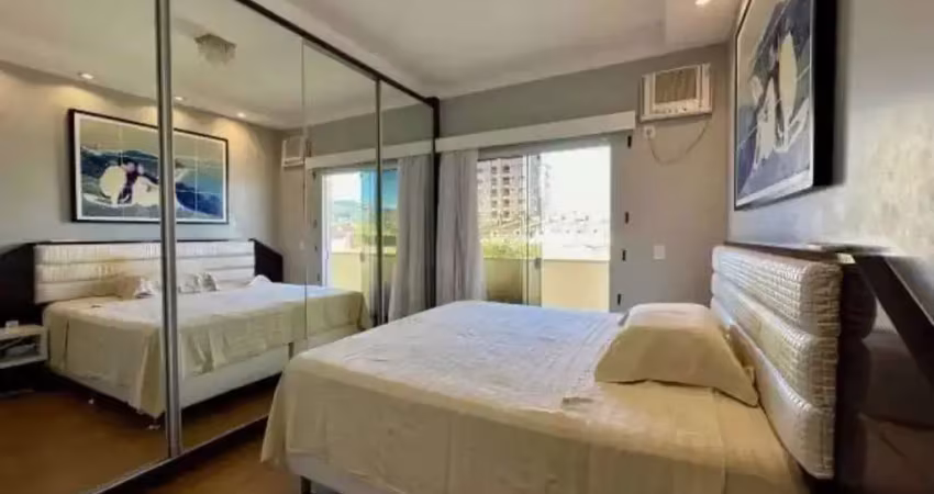 Sobrado alto padrão com 3 dormitórios e 3 vagas de garagem, com amplo jardim em camboriú