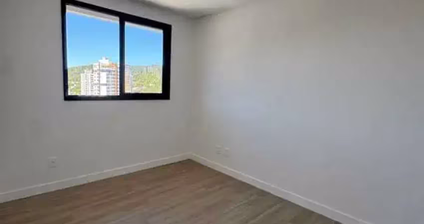 Apartamento com bela vista, 2 dormitórios sendo 1 suíte e 2 vagas de garagem em itajaí/sc