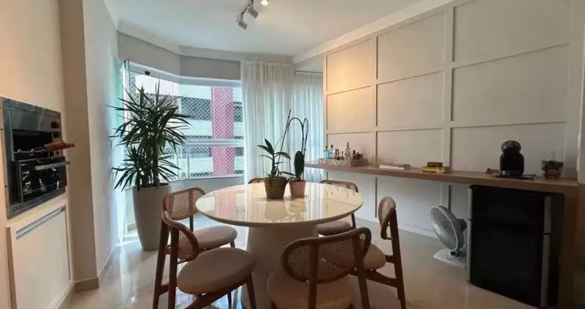 Apartamento finamente mobiliado com 3 suítes e 2 vagas de garagem no centro  balneário camboriú