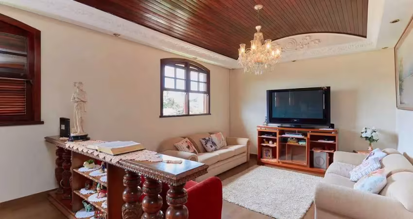 Residência com 4 dormitórios sendo 1 suíte, 4 vagas de garagem e galpão comercial.