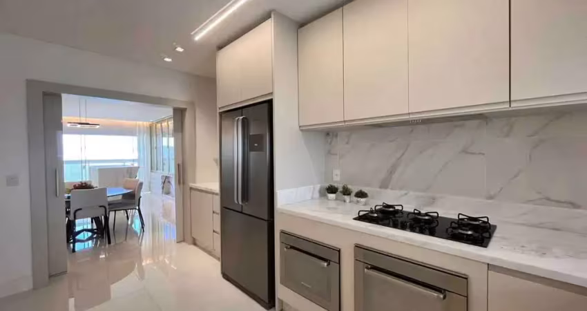 Apartamento na quadra do mar finamente mobiliado com 04 suítes e 04 vagas de garagem.