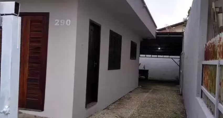Casa com 2 dormitórios e 3 vagas de garagem no centro de porto belo