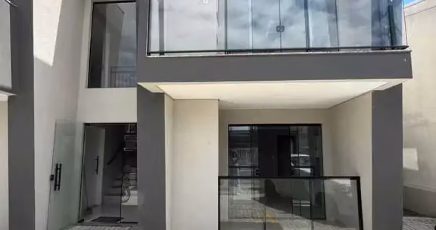 Casa com 2  dormitórios 1 suíte e 1 vaga de garagem no itacolomi a 300 metros da praia