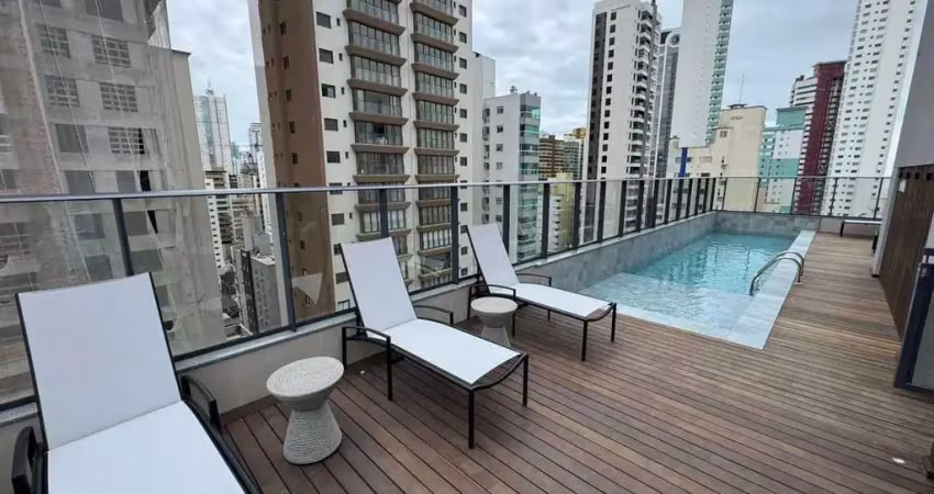 Apartamento com 3 dormitórios sendo 1 suíte e 2 vagas de garagem no centro de balneário camboriú