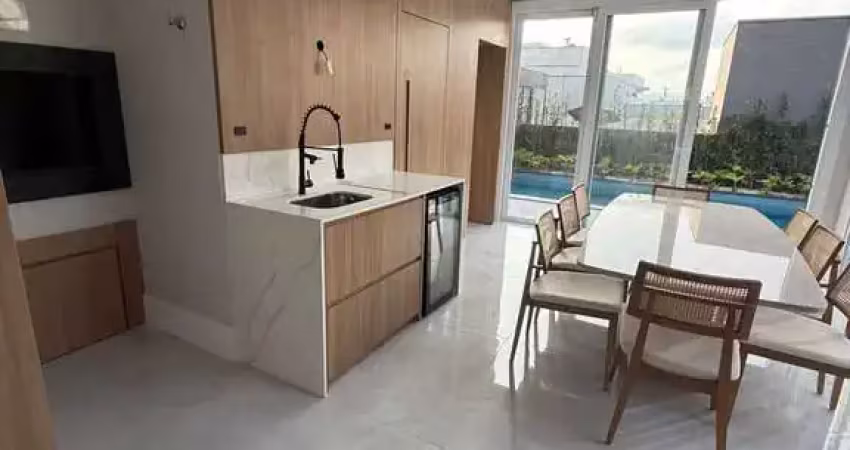 Casa em condomínio com 4 suítes e 2 vagas de garagem