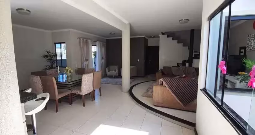 Casa com 4 dormitórios sendo 1 suíte e 3 vagas de garagem no centro de itajaí