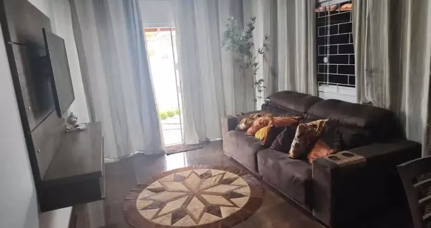 Casa com 2 dormitórios e 3 vagas de garagem no centro de tijucas